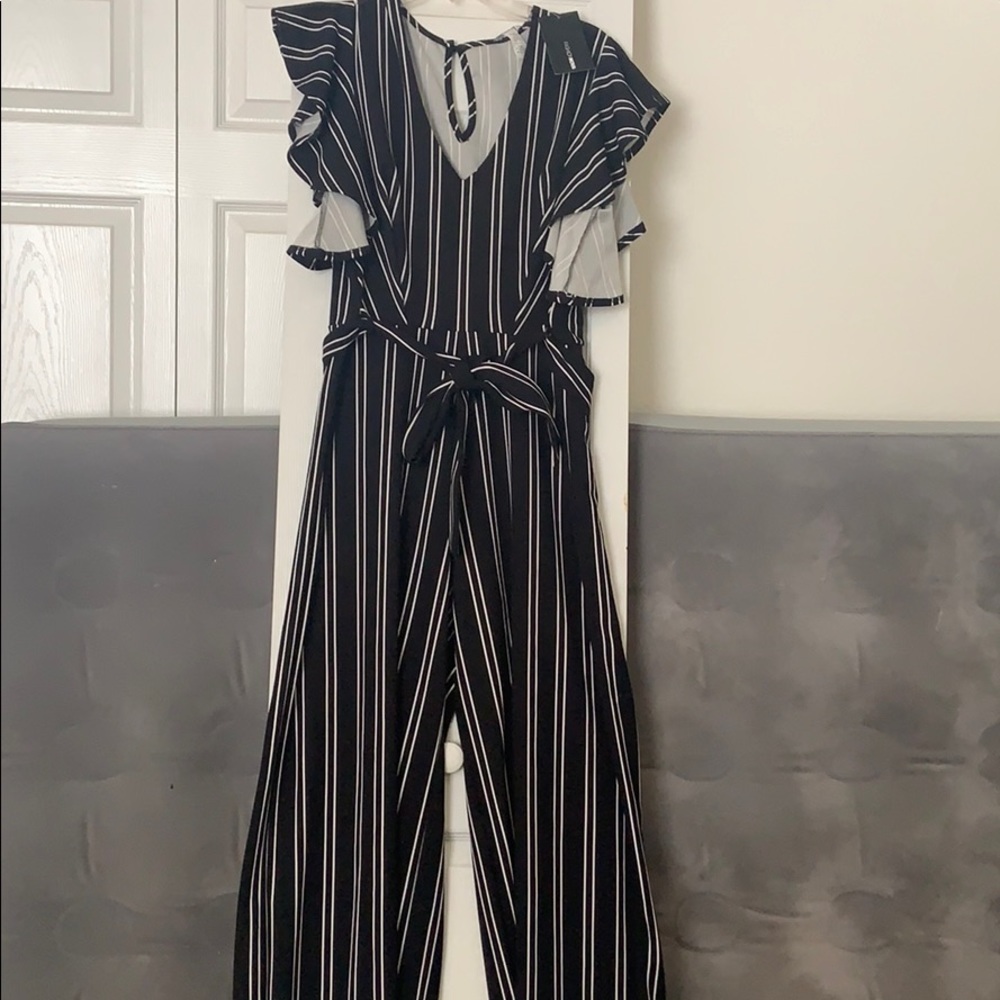 Fashion nova jump suit never worn - Picture 2 of 3